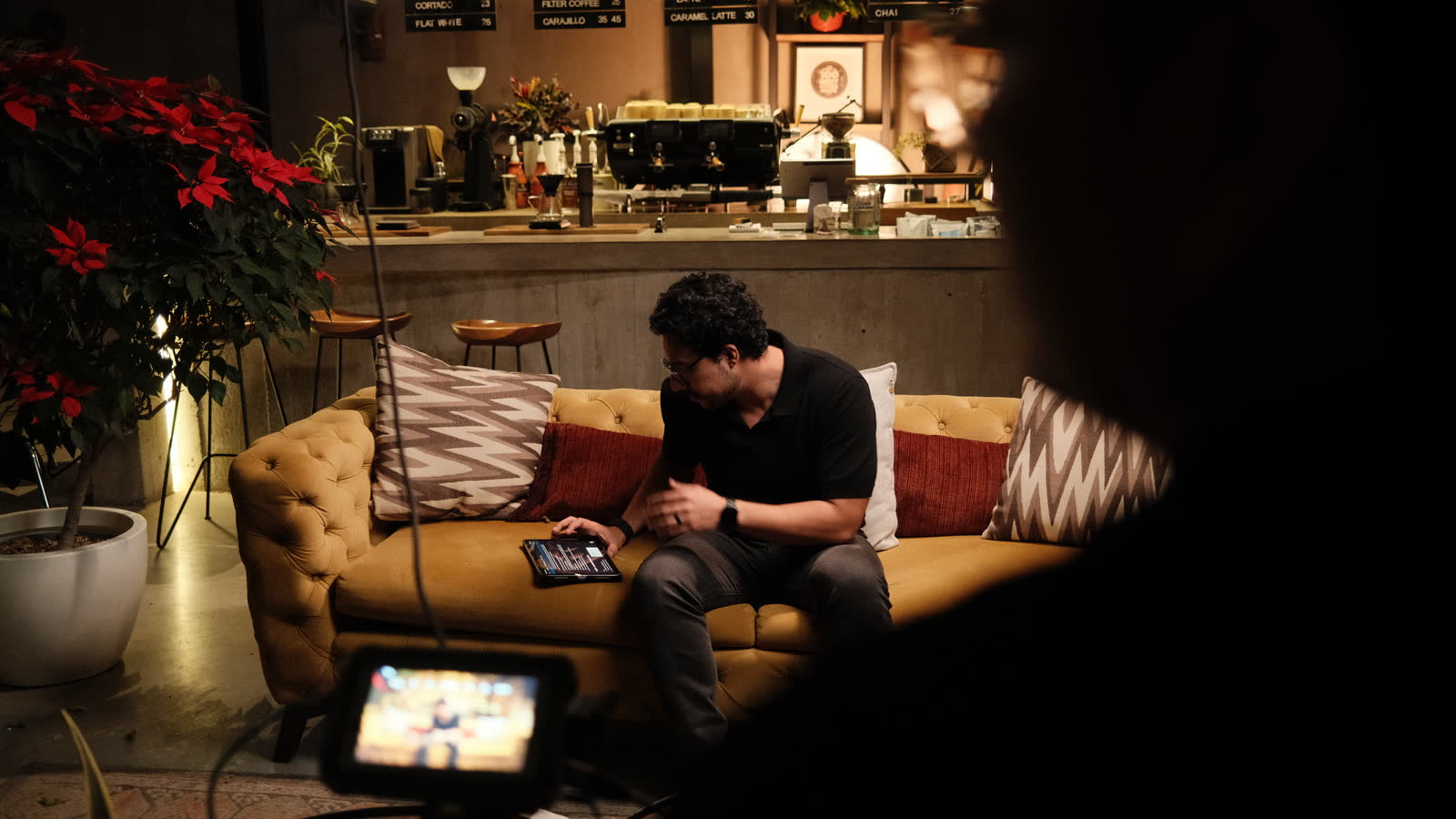 Hans en el sillón del set, visto entre el monitor y la cámara