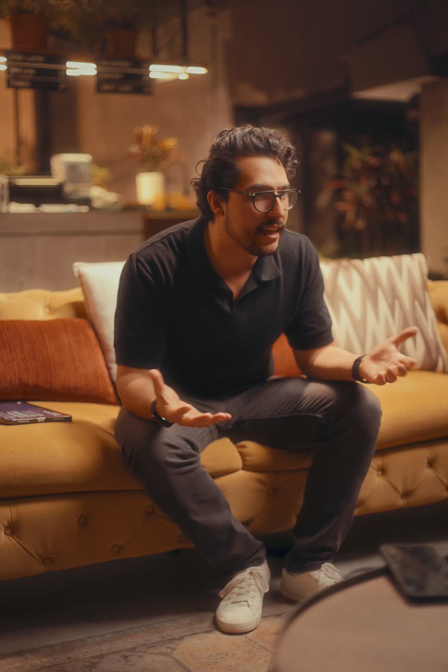 Hans Alb sentado en un sillón, explicando con las manos